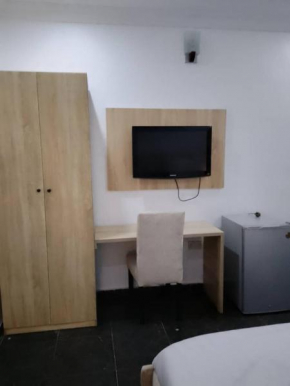 Zek's Place @ 100% Hotel & Suites